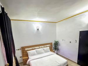 A bed or beds in a room at DEE OS' Hotel