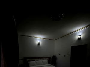 A bed or beds in a room at DEE OS' Hotel