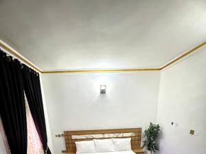 A bed or beds in a room at DEE OS' Hotel