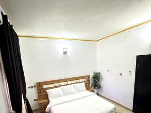 A bed or beds in a room at DEE OS' Hotel