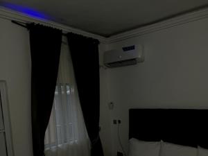 A television and/or entertainment centre at DEE OS' Hotel