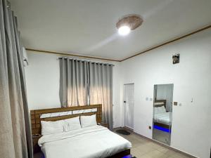 A bed or beds in a room at DEE OS' Hotel