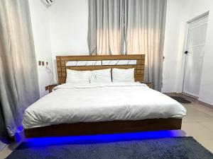 A bed or beds in a room at DEE OS' Hotel