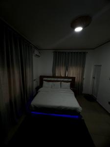 A bed or beds in a room at DEE OS' Hotel