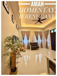 マランにあるAman Homestay, Marangのソファと植物のあるリビングルーム