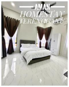 マランにあるAman Homestay, Marangのベッドルーム(大型ベッド1台、カーテン付)