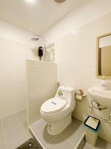 Bilik mandi di SJ Beach House Patong