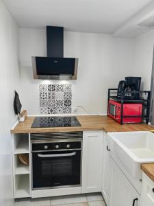 Η κουζίνα ή μικρή κουζίνα στο Apartment near Playa Fossa and Cala Calalga +21 φωτογραφίες