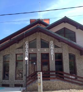 un edificio con un cartel en la parte delantera en Pensiunea Cazanele Dunarii en Dubova