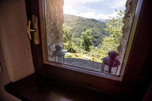 uma janela com vista para a montanha em Locanda Del Silenzio Residence em Macra