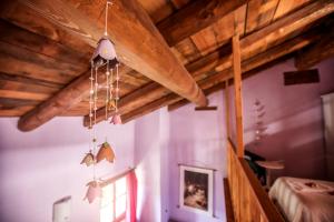 um lustre pendurado num tecto de madeira num quarto em Locanda Del Silenzio Residence em Macra