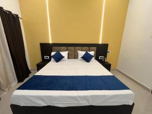 A bed or beds in a room at The Mehrotra Resort ,Near Ram Temple