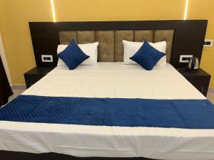 A bed or beds in a room at The Mehrotra Resort ,Near Ram Temple