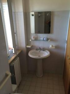 een badkamer met een wastafel en een spiegel bij La Colombella in Montemonaco