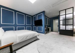 Телевизор и/или развлекательный центр в Hotel Morning Calm