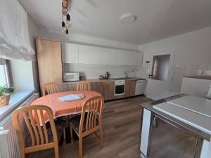 Kuchyň nebo kuchyňský kout v ubytování Apartment Break