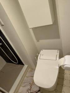 東京にある5minutes from Shinjuku Shin-Okubo Station-k203の部屋にある白いトイレ付きのバスルーム