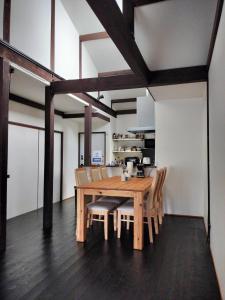 衣笠にあるVilla near Kinkakuji 金閣寺周辺 貸切町屋 無料駐車場 ベンツ貸出 Pets OKの木製のテーブルと椅子のあるダイニングルーム +17枚の写真
