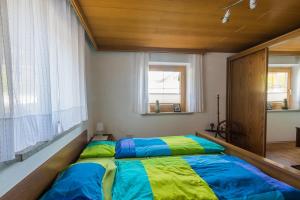 1 Schlafzimmer mit 2 Betten und einem Fenster in der Unterkunft Ferienwohnung Elisa in Innsbruck