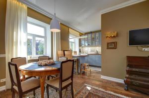 Una sala de estar con una mesa y un comedor. en German18-3A Luxury Vilnius apartment, en Vilna
