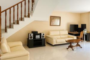 里雄莱锡安Дом для гостей的有两把椅子和一张桌子的客厅