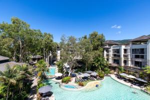 eine Luftaufnahme eines Pools in einem Resort in der Unterkunft Belle Escapes 228-229 Luxury Beachfront Resort Palm Cove in Palm Cove