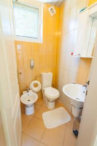 A bathroom at Apartments Mila Krimovica