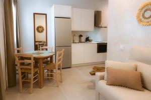 eine Küche und ein Wohnzimmer mit Tisch und Stühlen in der Unterkunft Apartamentos JR Alborada in Tarifa