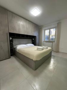 a bedroom with a large bed in a room at BED&BIKEROME Cesano di Roma VASSALI in Cesano