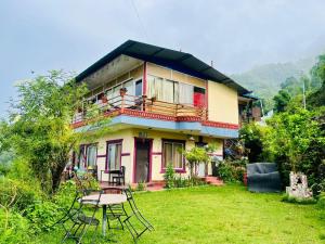 Vrt pred nastanitvijo Fewa View Cottage Yoga Retreat Pokhara