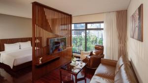 TV a/nebo společenská místnost v ubytování Orchids Saigon Hotel
