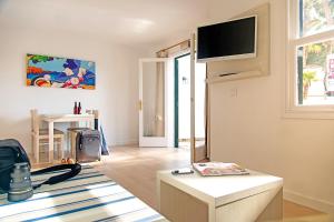 Μια τηλεόραση ή/και κέντρο ψυχαγωγίας στο Apartamentos Cala Blanca