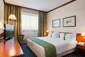 a hotel room with a bed and a desk and a television at Hotel Catullo in San Martino Buon Albergo +25 photos