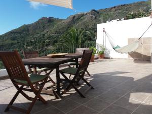 TemisasにあるCasa Vista Palmeralの山の景色を望むパティオ(木製テーブル、椅子付)