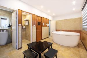 un bagno con vasca, WC e lavandino di A25 Hotel - 12 Ngô Sỹ Liên a Hanoi Altre 41 foto