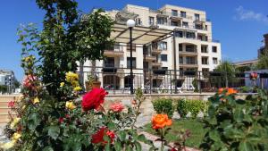 un edificio con flores delante en Sorrento Sole Mare en Sveti Vlas