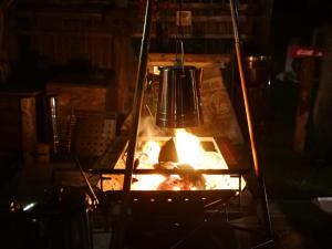 Ein Topf hängt über einem Feuer im Herd in der Unterkunft Natural Mind Tour - Vacation STAY 56703v in Sado
