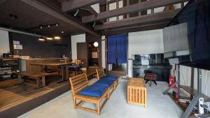 ein Wohnzimmer mit Bank und Tisch und eine Küche in der Unterkunft ann長良 in Gifu