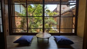 ein Raum mit einem Tisch und einem großen Fenster in der Unterkunft ann長良 in Gifu