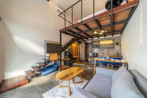 Χώρος καθιστικού στο First 5 Loft