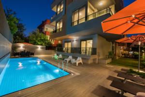 una piscina en el patio trasero de una casa en Trend Suites, en Antalya