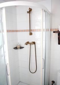 La salle de bains est pourvue d'une douche avec une porte en verre. dans l'établissement Casa Rural Lazkaoetxe, à Zaldivia