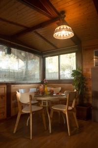 une salle à manger avec une table, des chaises et un lustre dans l'établissement Wood House Close Beach, à Marbella