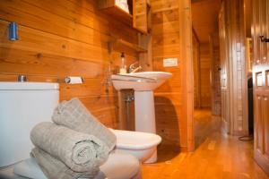 une salle de bains avec toilettes et lavabo dans l'établissement Wood House Close Beach, à Marbella 22 autres photos
