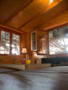 un salon avec un canapé et quelques fenêtres dans l'établissement Wood House Close Beach, à Marbella