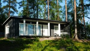 a black tiny house in the woods at Villa Terveenniemi in Kontula