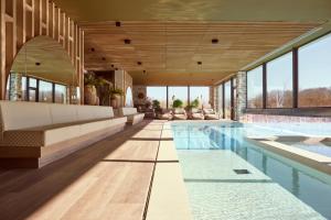 アーロンにあるVan Der Valk Luxembourg Arlonの大きなプールバイザーを備えた屋内プール