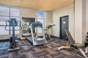 Fitness centrum a/nebo fitness zařízení v ubytování Quality Inn & Suites
