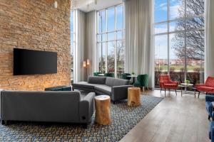 TV a/nebo společenská místnost v ubytování Cambria Hotel Columbus - Polaris
