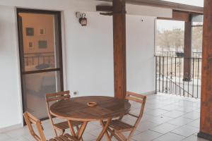 Una mesa y sillas de madera en un balcón. en Agriturismo Supramurgia, en Cassano delle Murge